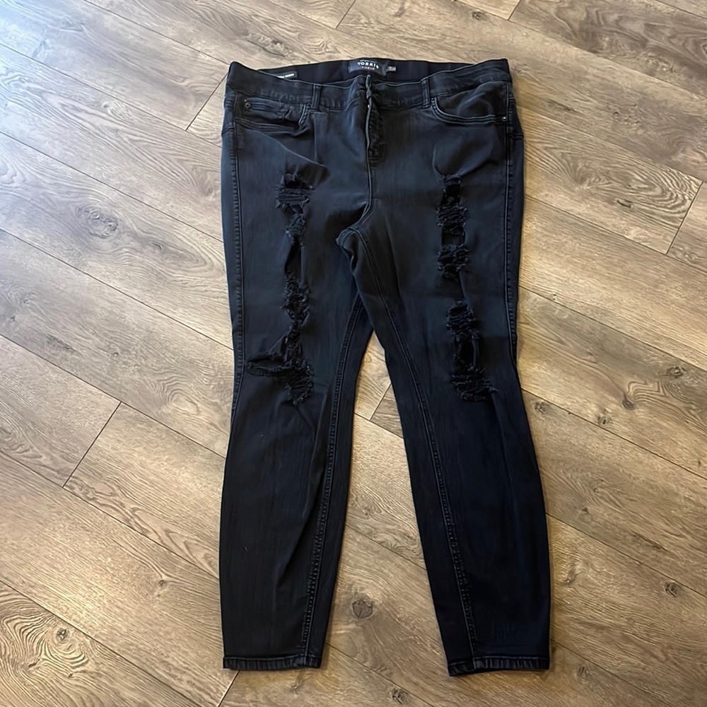 Plus size women’s Torrid black distressed skinny jeans w/ elastic waist